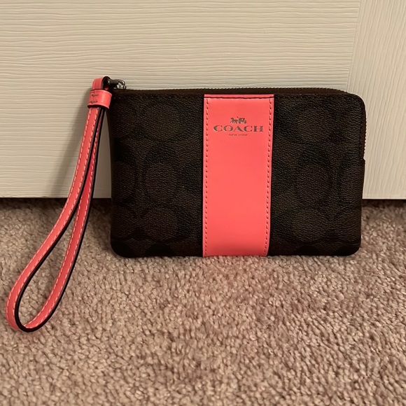 Coach Handbags - 🛍 Coach Corner Zip Wristlet 🛍